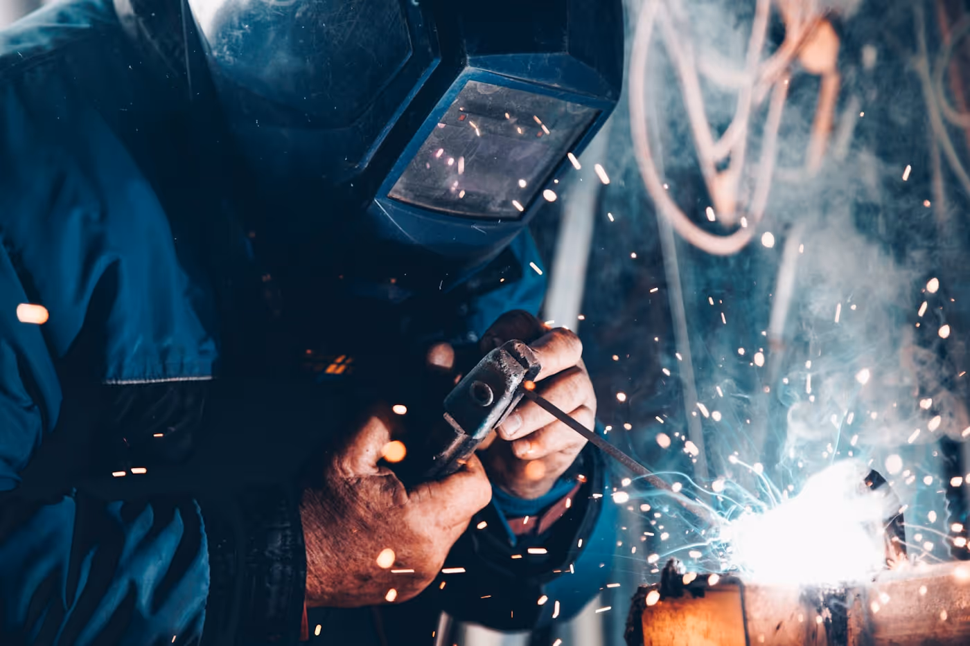 Soldador profesional en planta con equipo de protección — suministros industriales SIFEEL