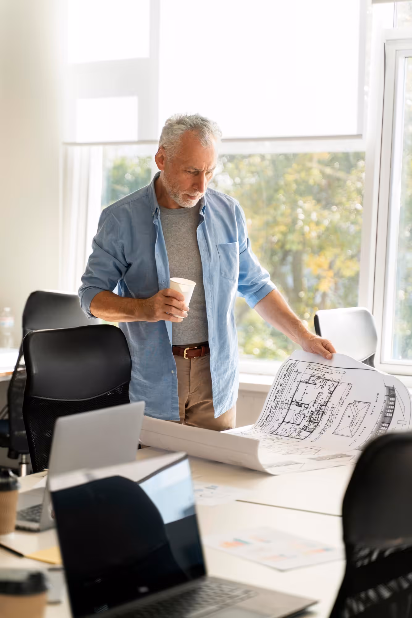 Asesor técnico SIFEEL revisando especificaciones con cliente.